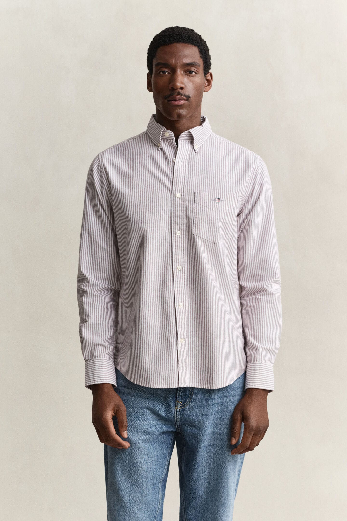 time__1786374911__202603-3000230-676-model-fit-1 GANT REG CLASSIC OXFORD STRIPE SHIRT - Billede 1